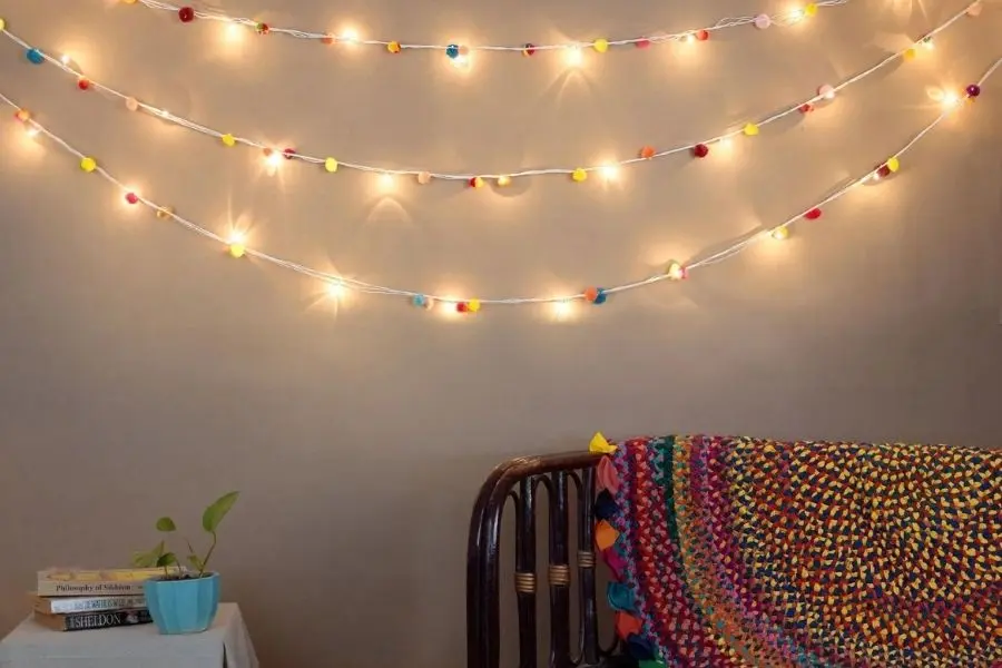Đèn trang trí là vật dụng trang trí phòng khách quen thuộc trong dịp Giáng Sinh.