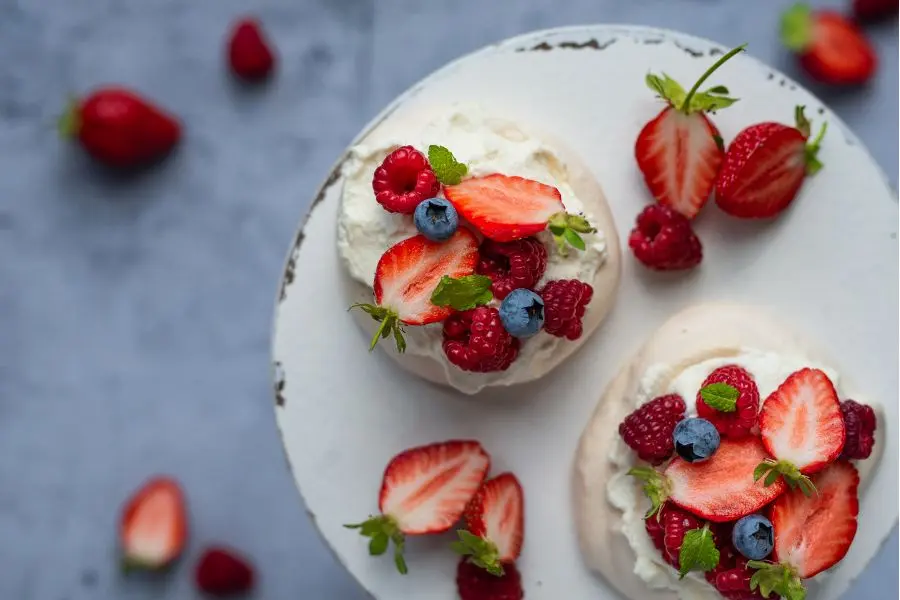 Bánh pavlova mềm như mây này là một món tráng miệng của người Úc vào dịp Giáng Sinh.