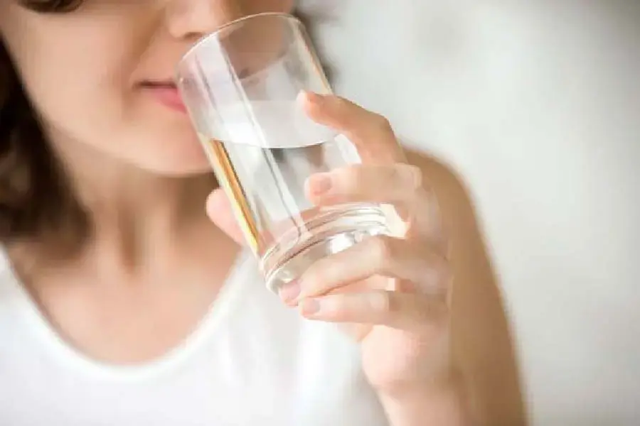 Nên uống từ 1,6 - 2 lít nước mỗi ngày để đảm bảo cơ thể khỏe mạnh, không thiếu nước (Hình ảnh: Diadona)