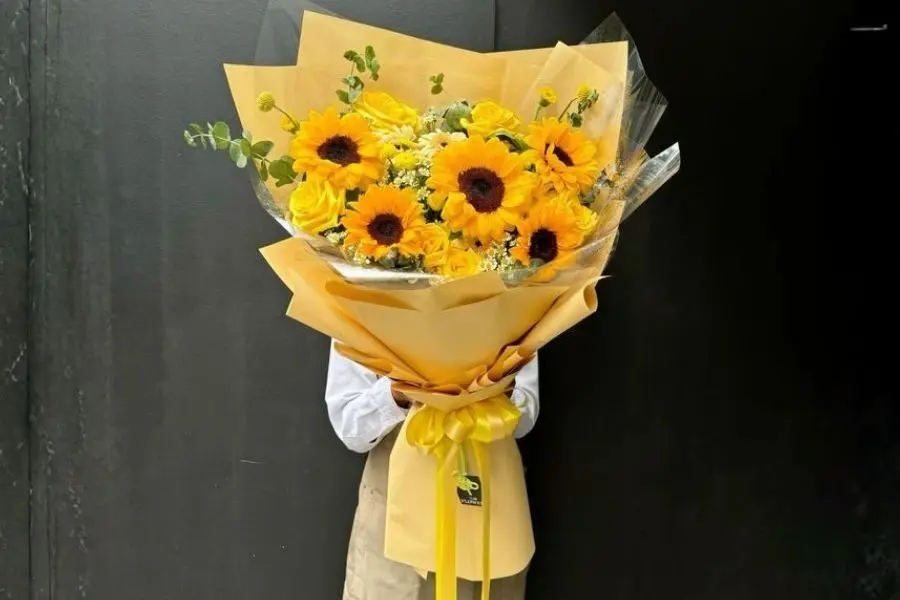 Mẫu bó hoa hướng dương và hoa hồng tông vàng dáng dài tặng cô giáo
