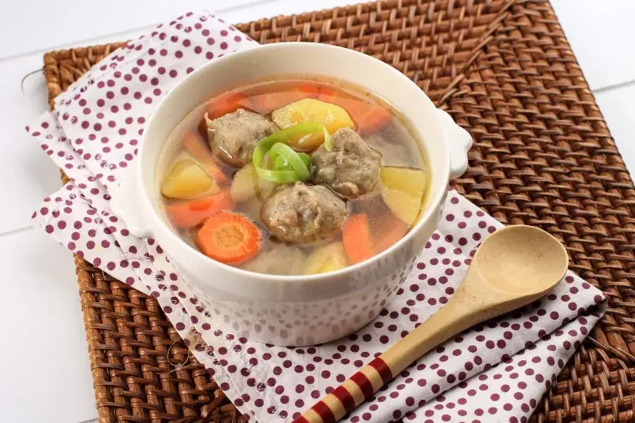 Canh rau củ thịt viên đầy đủ dinh dưỡng thích hợp của các món canh ngon mùa hè