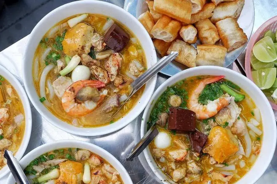 Bánh canh cua rất phổ biến và được ưa chuộng bởi hương vị ngon ngọt từ thịt cua.