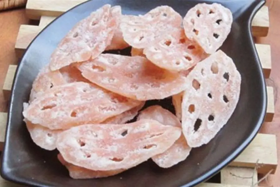 Mứt củ sen có màu đẹp, vị ngọt thanh, giòn dai, rất hấp dẫn.