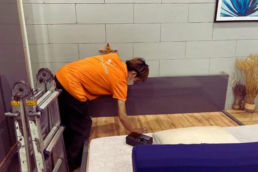 Tasker đang thực hiện quy trình vệ sinh máy lạnh chuyên nghiệp với đầy đủ dụng cụ.