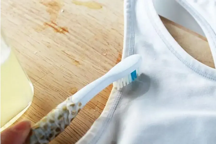 Tẩy áo trắng bị dính màu bằng những vật dụng thường ngày như kem đánh răng