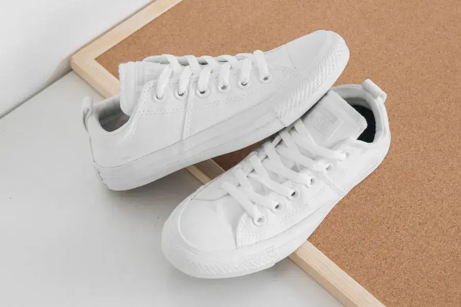 Dùng kem đánh răng kết hợp với Baking soda để tẩy giày hiệu quả (Nguồn: Minh Thư Fashion)