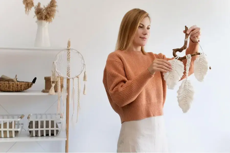Dùng một món đồ decor mà bạn thực sự thích để làm mới không gian