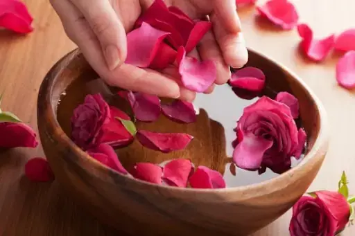 Đặt một chậu nước ở nơi cao nhất trong phòng, cấp ẩm cho phòng máy lạnh