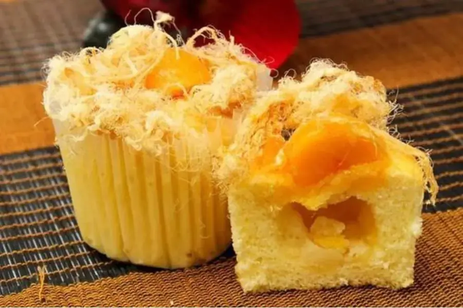 Bánh cupcake có trứng muối, chà bông, phô mai, thơm béo siêu ngon