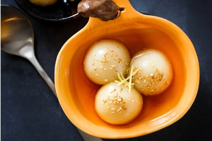 Chè trôi nước là một món ăn truyền thống vô cùng quen thuộc của người Việt.