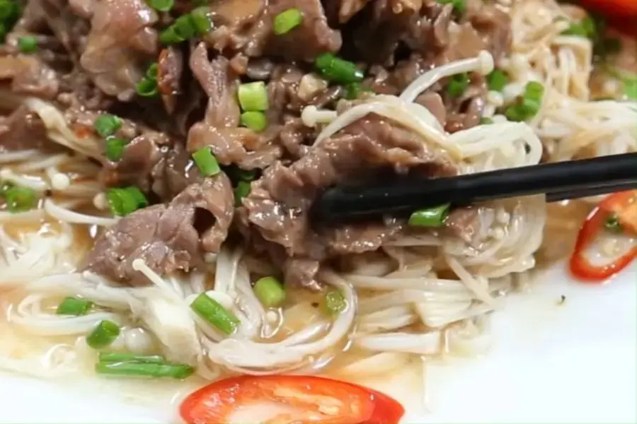 Nấm kim châm thơm ngon, dai mềm quyện cùng hương vị thịt bò hấp dẫn