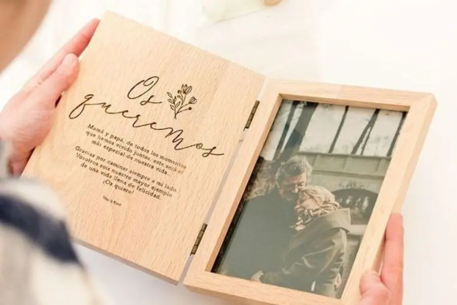Hãy dành thời gian để tìm hiểu và lựa chọn bức khung ảnh phù hợp với người nhận nhé!