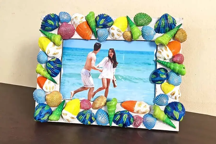 Hoặc cách làm đồ trang trí bằng vỏ ngao với mẫu khung ảnh này cũng rất đơn giản, dễ làm