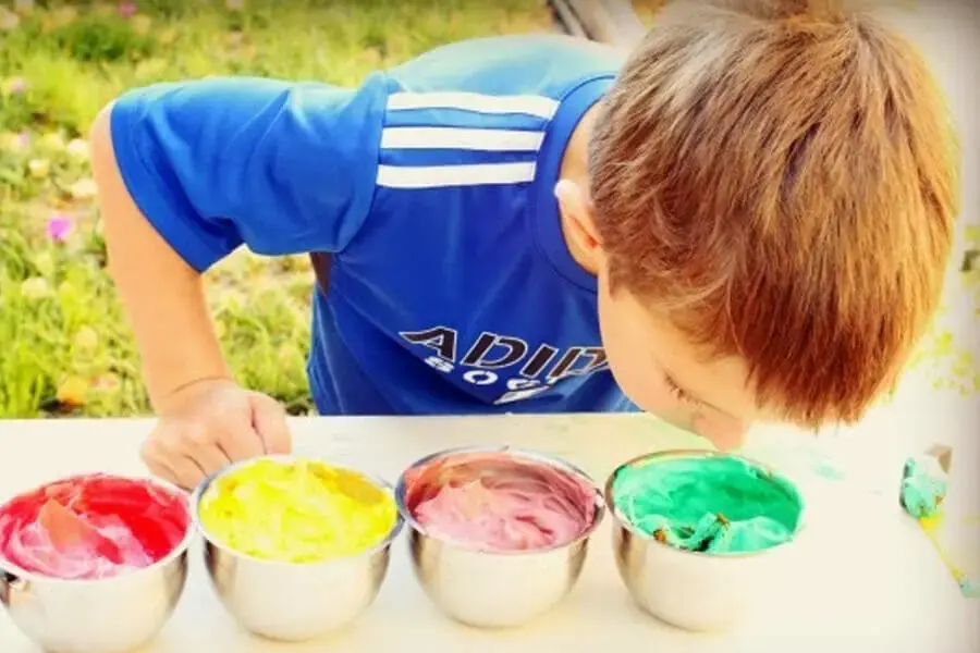Nước sơn tường vô cùng độc hại đối với trẻ em (nguồn: aha4kids.org)