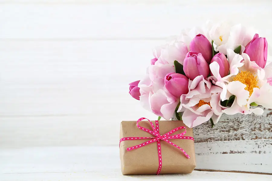 Nên chọn quà 20/10 cho cô giáo một cách tinh tế.