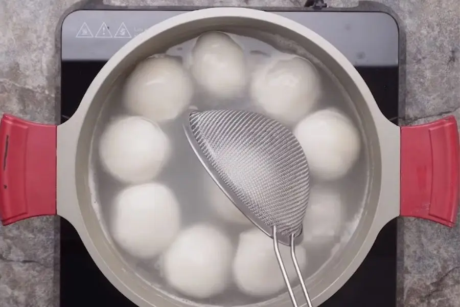 Nồi đang nấu bột bánh trôi