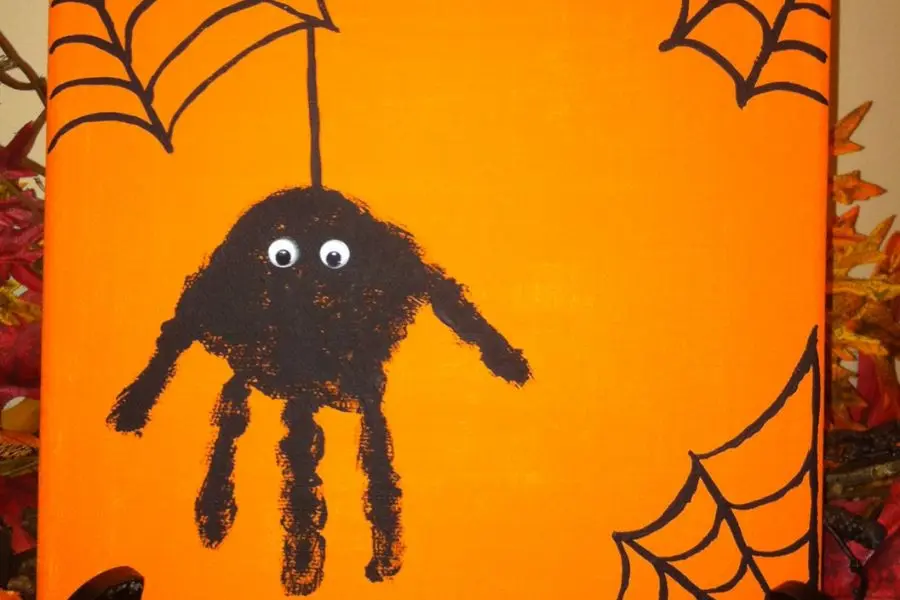 Cách trang trí Halloween với hình bàn tay mới lạ.