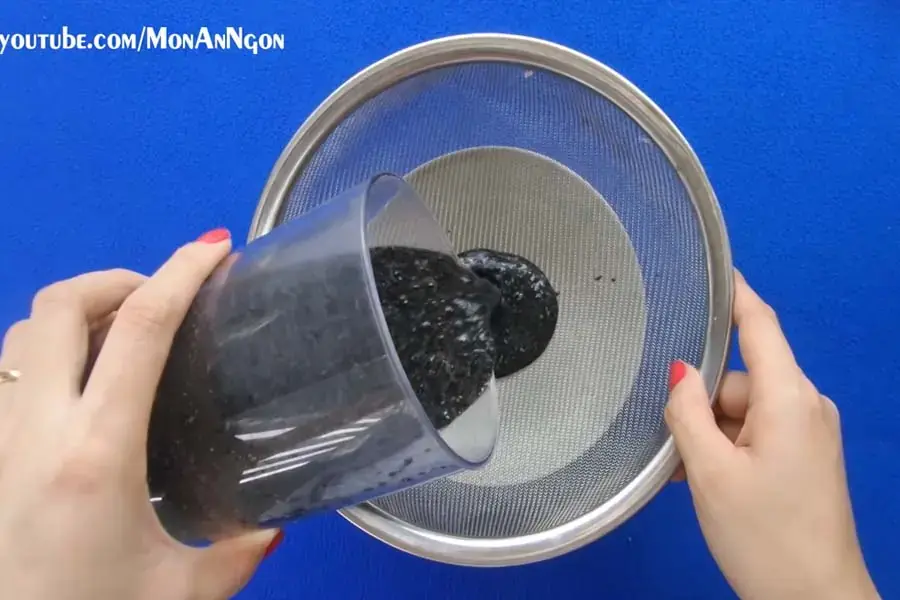 Lọc bỏ cặn mè đen.
