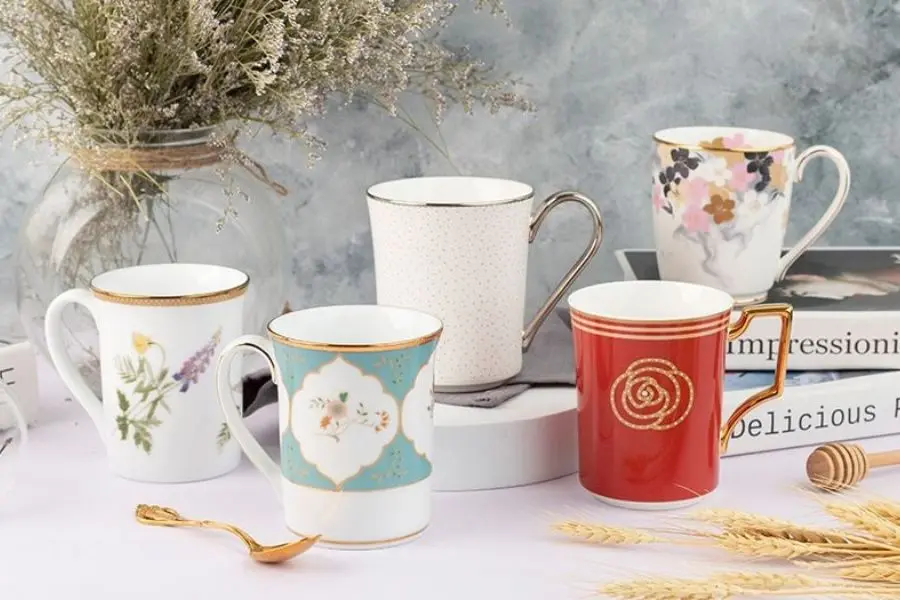 Chiếc cốc sứ là biểu trưng cho sự ấm áp và quan tâm.