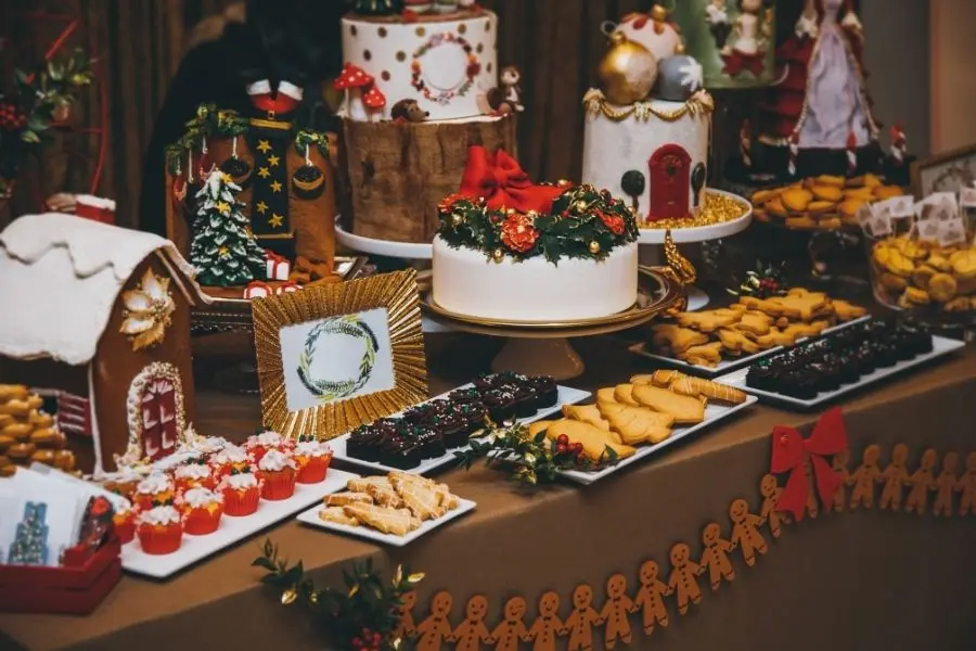 Trang trí Noel cho cửa hàng với khu vực bánh kẹo riêng hấp dẫn.
