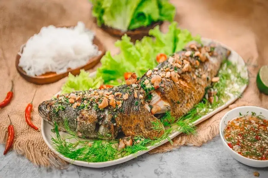 Thịt cá trắm mềm ngọt kết hợp cùng mỡ hành béo ngậy.