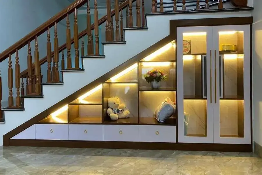 Bố trí đèn trang trí gầm cầu thang phù hợp