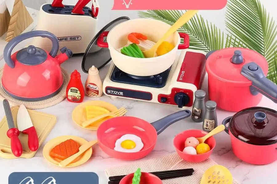 Bộ đồ chơi nấu ăn với các dụng cụ giống thật sẽ khiến bạn thích thú.