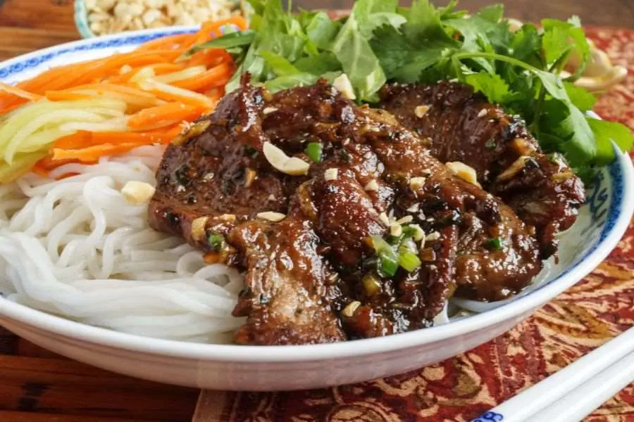 Nên ăn bún thịt nướng ít đậu phộng để không hấp thụ quá nhiều calo.