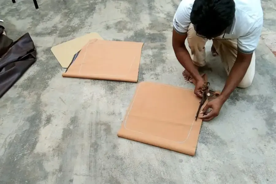 Cắt vỏ bọc bên ngoài đệm ghế gỗ