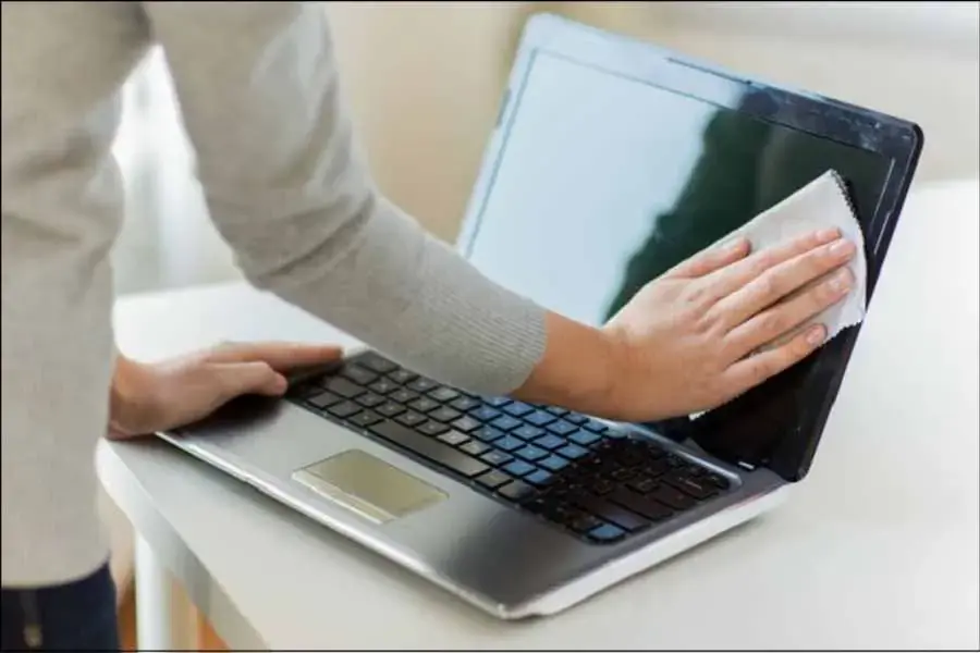 Lau sạch một cách nhẹ nhàng tránh ảnh hưởng đến màn hình laptop