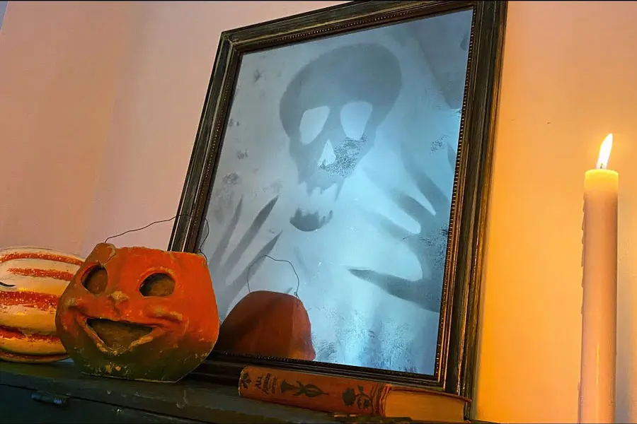 Gương ma quái.