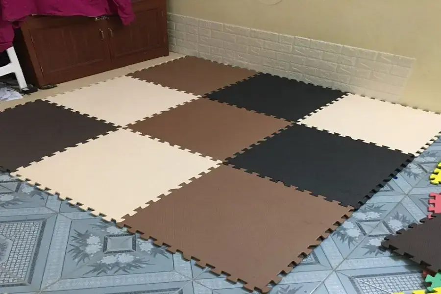 Thảm xốp trải sàn cho bé khá mềm và hơi dai 