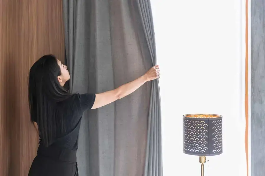 Liên hệ dịch vụ sửa chữa rèm nếu bạn không chắc chắn
