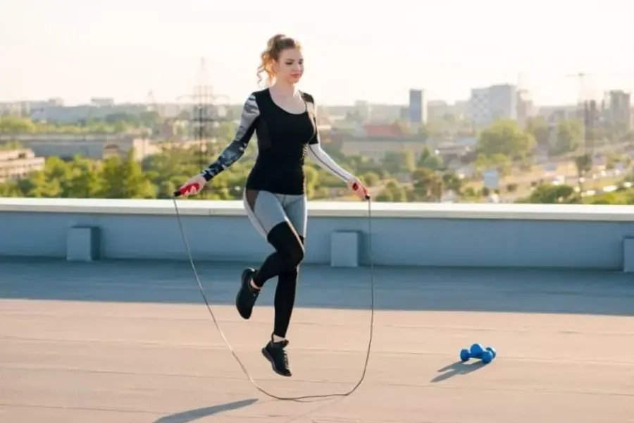 Bài tập nhảy dây chân xen kẽ giúp đốt cháy mỡ thừa và calo hiệu quả.