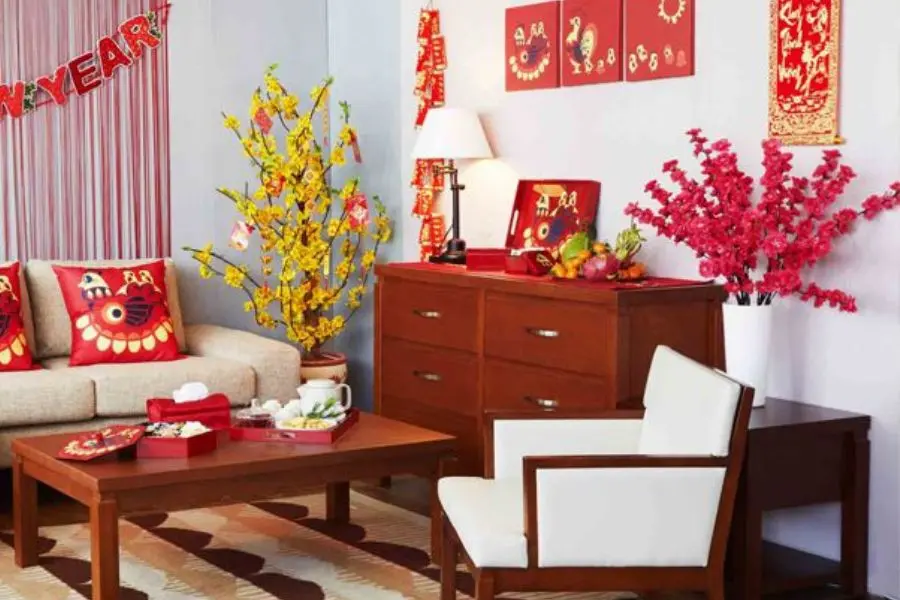 Phòng khách được hòa hợp hai loại cây Tết của hai miền Bắc Nam.