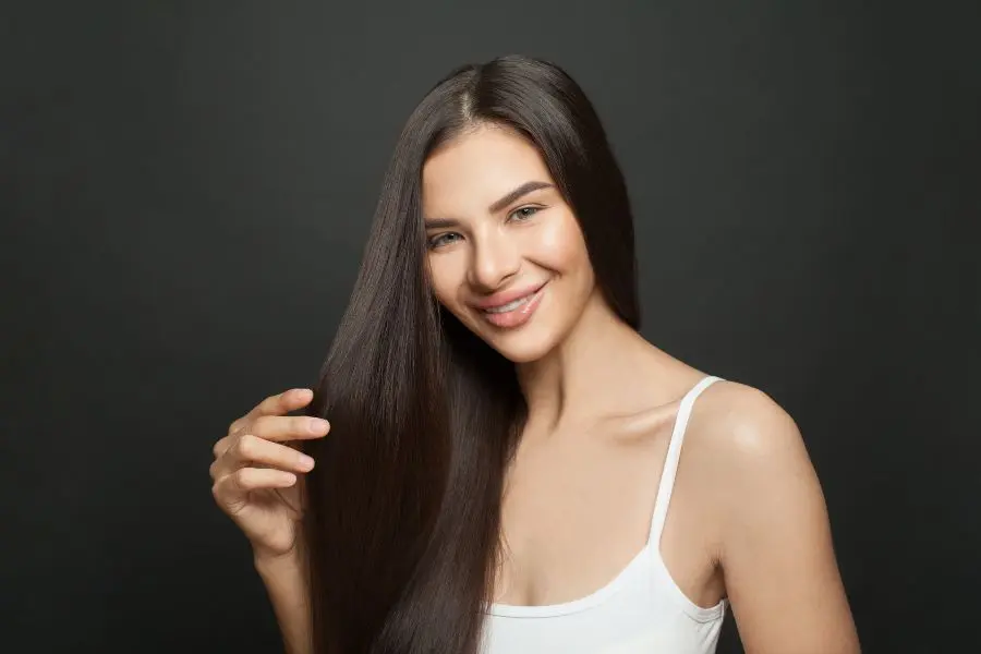 Kiểu tóc thẳng dài, để xõa tự nhiên mang đến vẻ đẹp ngọt ngào, tự nhiên.