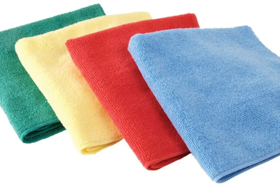 Bạn nên chuẩn bị cả khăn lau khô và ướt
