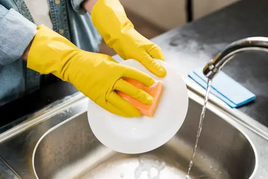 Vòi nước bị bít, chảy yếu do bụi bẩn tích tụ lâu ngày