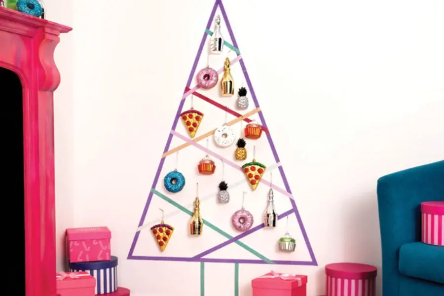 Trang trí cây thông Noel dán tường mới lạ với băng dính họa tiết.