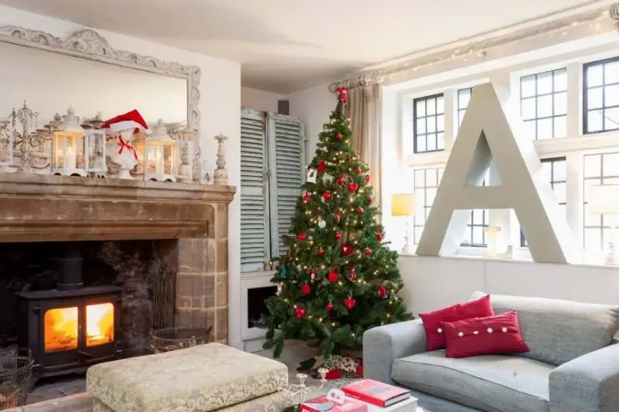 Bạn có thể đặt cây thông Noel tại gần khu vực lò sưởi để tạo không khí ấm cúng và gần gũi hơn.