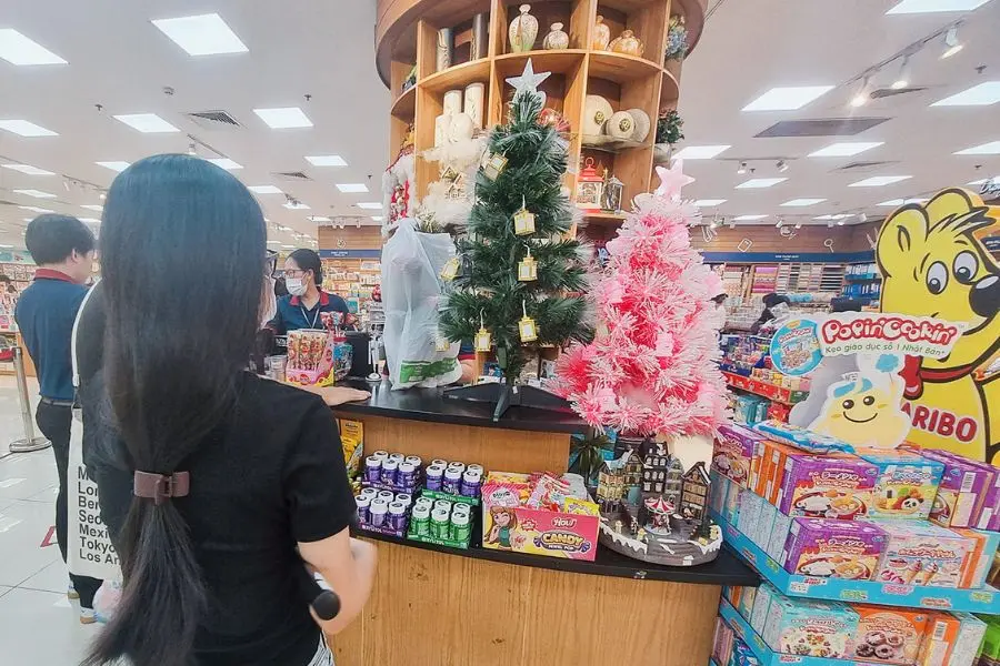 Fahasa có đa dạng các đồ trang trí Noel: Cây thông mini, hang đá, tượng ông già Noel,....