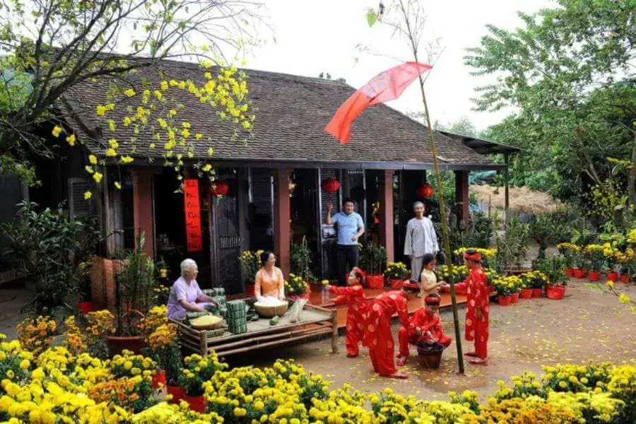 Trang trí sân nhà với các chậu hoa.