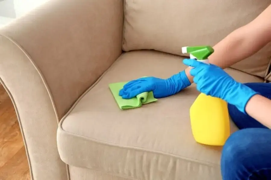 Dùng hỗn hợp nước cất và rượu trắng khử mùi hôi trên ghế sofa
