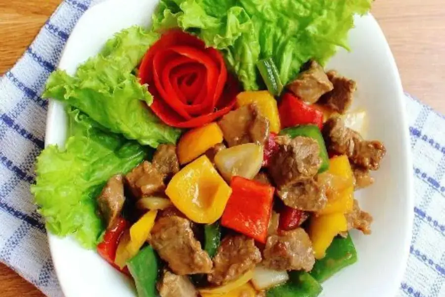 Màu sắc của ớt chuông khiến đĩa thịt bò thêm bắt mắt