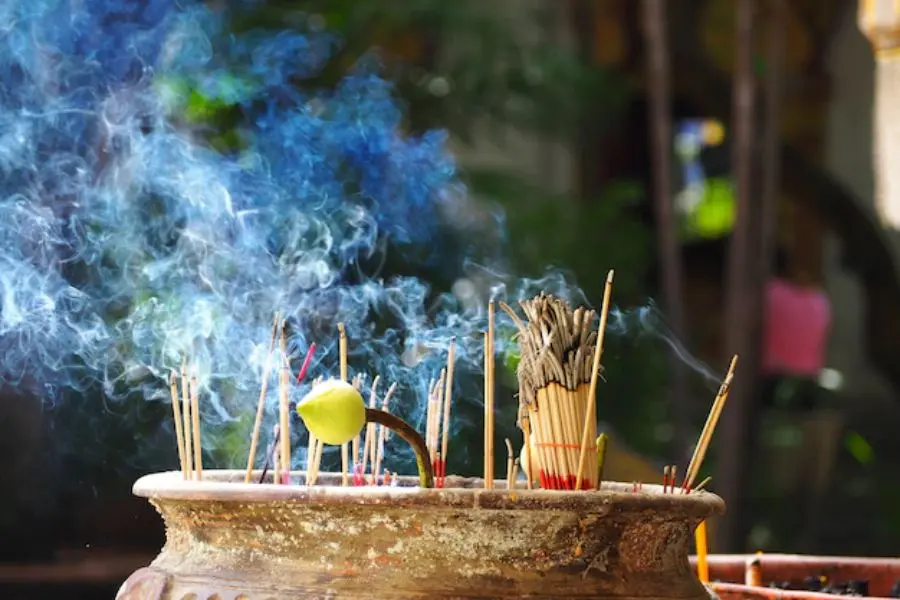 Thắp hương thể hiện sợi dây kết nối giữa thế giới âm - dương