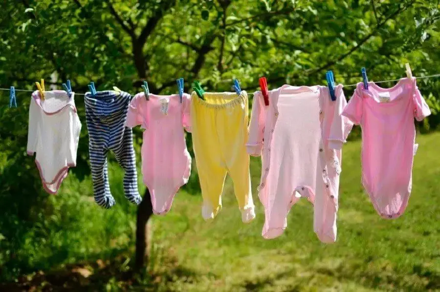 Phơi quần áo trong nắng giúp quần áo diệt khuẩn và mang lại hương thơm tự nhiên (Nguồn: Trustedclothes)