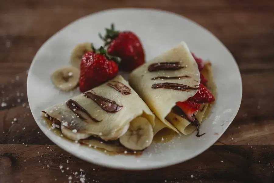 Kết hợp bánh crepe với trái cây tươi mát