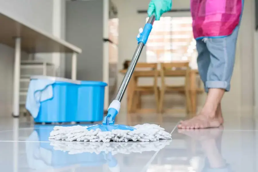 Cần đảm bảo vệ sinh dụng cụ và nước lau nhà khi lau phòng máy lạnh (Hình ảnh: Biohomecares)