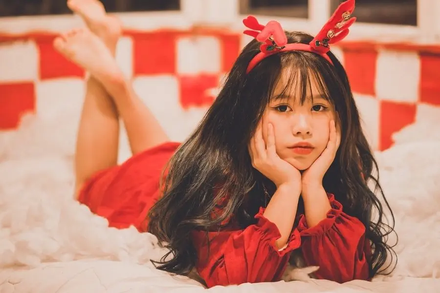Sừng tuần lộc cũng là phụ kiện thích hợp cho bức ảnh Noel dễ thương.