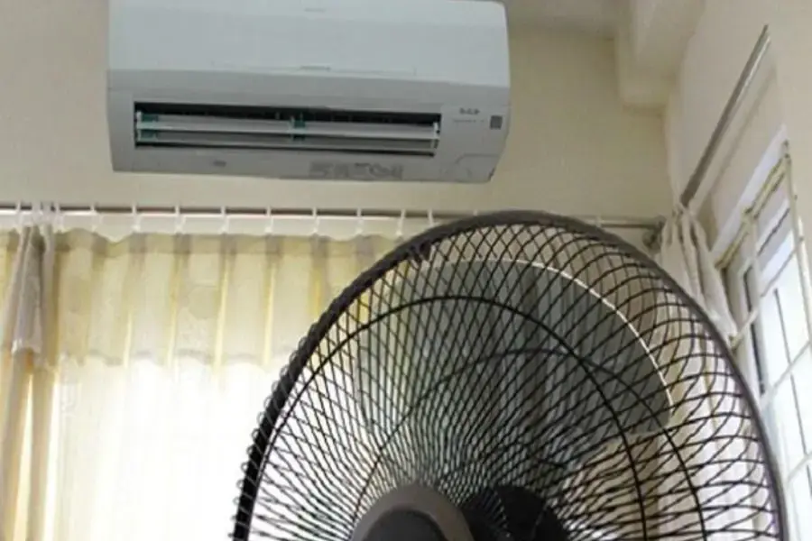 Cách sử dụng kết hợp điều hòa và quạt máy làm mát căn phòng, lại tiết kiệm điện.